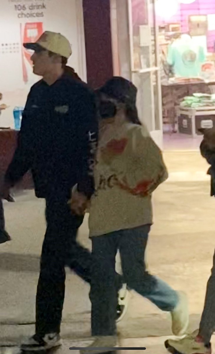 agptmedia's tweet photo. FOFOS! A Ariana e o Dalton foram vistos ontem em Los Angeles 💜 https://t.co/0Ib8ukBRXx