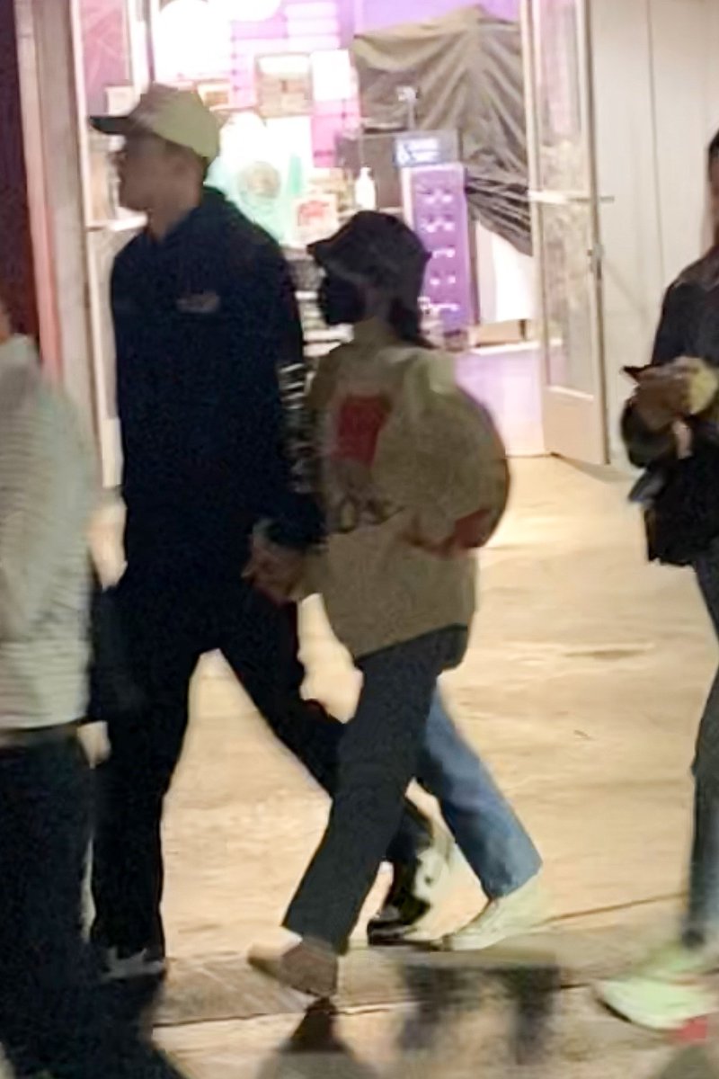 agptmedia's tweet photo. FOFOS! A Ariana e o Dalton foram vistos ontem em Los Angeles 💜 https://t.co/0Ib8ukBRXx