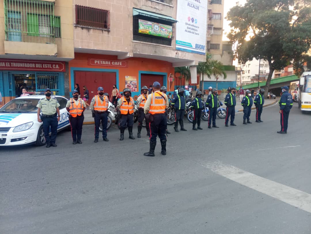 PolisucreOficia's tweet photo. #30deJunio | Despliegue Conjunto Estratégico de Seguridad Ciudadana Inteligencia Patrullaje y reacción Inmediata #Plan76 INPRI al servicio de la ciudadanía para garantizar la paz y seguridad de los habitantes del Cuadrante 16
#Petare
@capitalzodi41
@PoliciaMiranda https://t.co/1PBVWgCGVZ