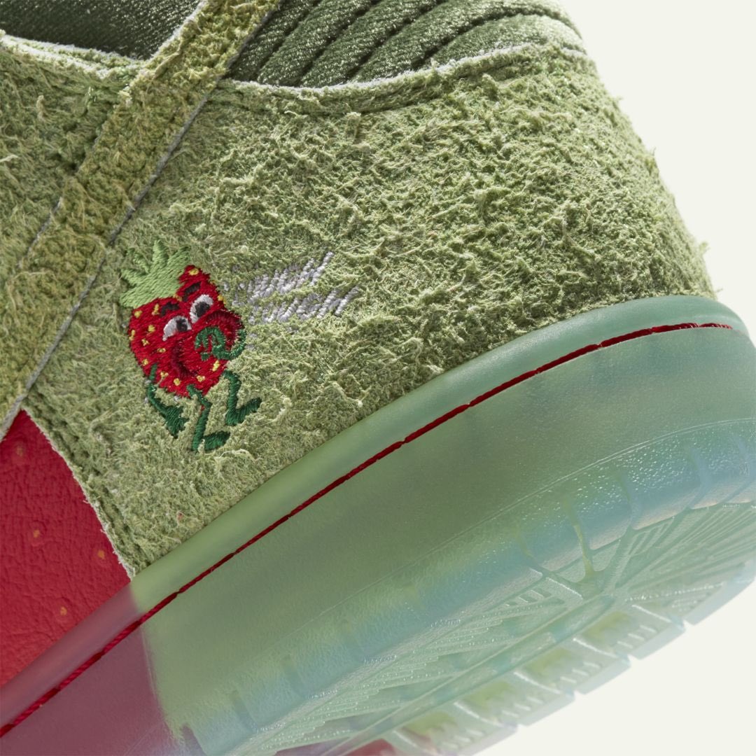 SoleRetriever's tweet image. OFFICIAL IMAGES: Nike SB Dunk High “Strawberry Cough”