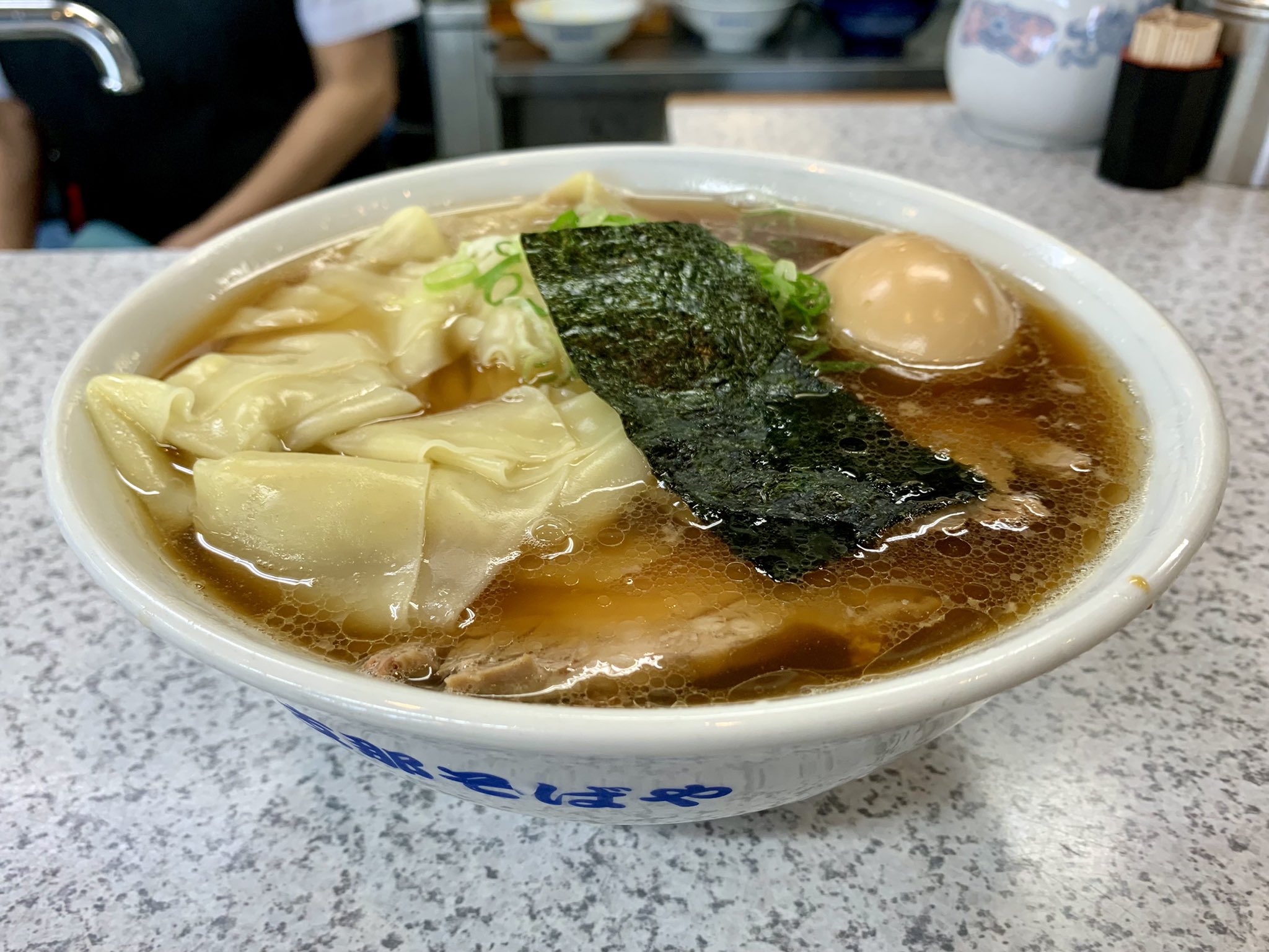 まーくん Go To Eat Ramen 支那そばや 鶴ヶ峰店 鶴ヶ峰 チャーシューワンタンめん 硬め 味付玉子 6 30昼 鶴ヶ峰最終日 年齢層が比較的高く落ち着いた行列 厨房内のマスター チーフ 女性スタッフ2人は最後までにこやかハートフル 23年間に及ぶ