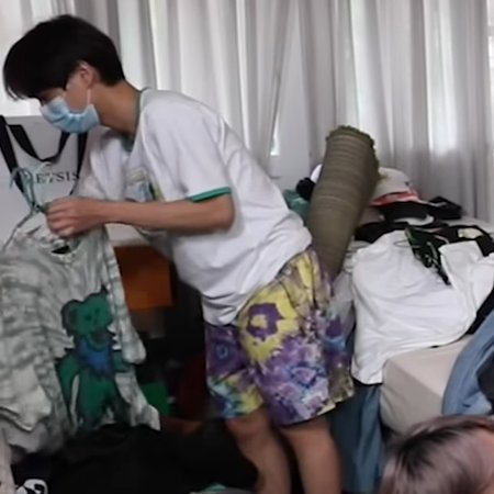 RADA__ngLEE's tweet photo. ที่ว่าโป๊ะเพราะคนพี่ไปจัดห้องช่วยน้องแล้วได้เสื้อตัวนี้มาใส่แน่ๆ อิอิกาวไปก่อนเผื่อถูก😆😁
#ARMSHARExGun #ออฟกัน https://t.co/gqG7Gaa3UH