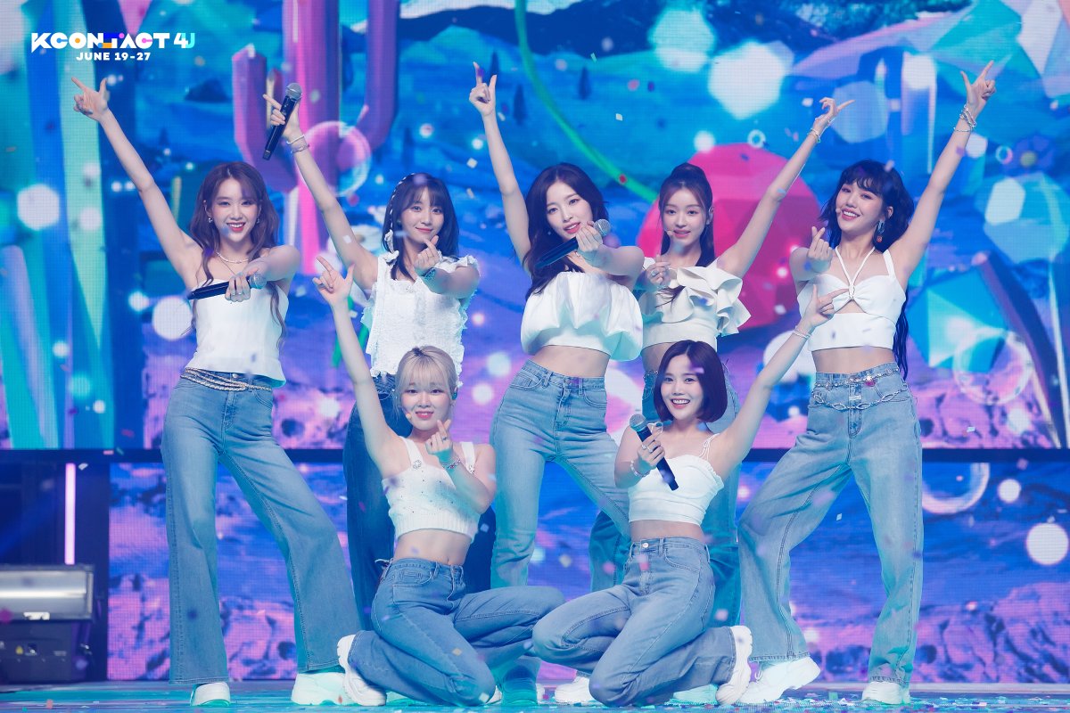 kconusa's tweet photo. KCON:TACT 4 U SHOW DAY 6 REVIEW 📷💙 #OHMYGIRL

#KCONTACT #KCONTACT4U https://t.co/uqtvFUb9zg