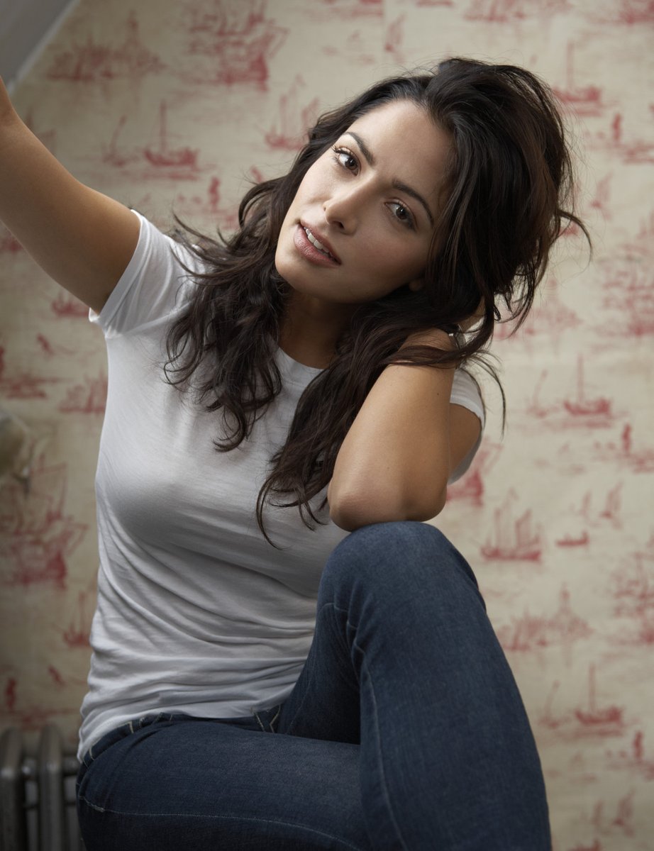 17. Ao AcessOnline Sarah Shahi falou brevemente sobre. 