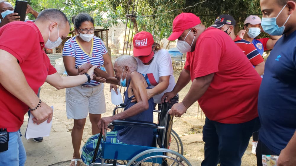 Pablo_Acosta2's tweet photo. Desde nuestro combativo Barrio de San José, realizamos un recorrido escuchando a nuestro pueblo, entregamos ayudas técnicas a los casos presentados por nuestra dirigencia de este sector. 🇻🇪❤️👊🏽🚀
@NicolasMaduro @dcabellor @PedroCarreno_e @PartidoPSUV @antoniosivira https://t.co/TcQlotjs9v