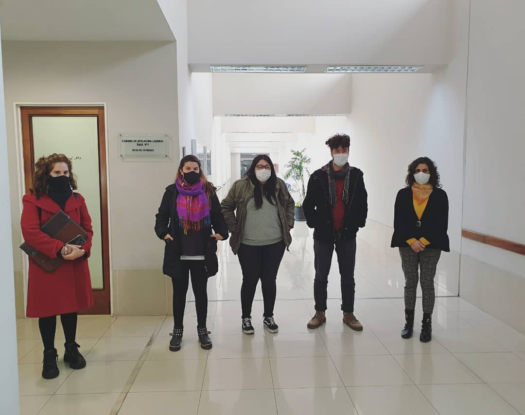 CompanerxsHey's tweet photo. ⚠️✊🏾 SEGUIMOS LUCHANDO POR QUE SE CUMPLA EL FALLO DE REINSTALACIÓN Y POR COBRAR LOS SUELDOS Q NOS DEBEN DESDE DICIEMBRE-

📍 Hoy nos hicimos presentes en el Juzgado Laboral N°10 y la Cámara de Apelaciones N°1 en los Tribunales Provinciales de la ciudad @CelinaTidoni
@NormaLopezSF https://t.co/fqdt7yYCBz