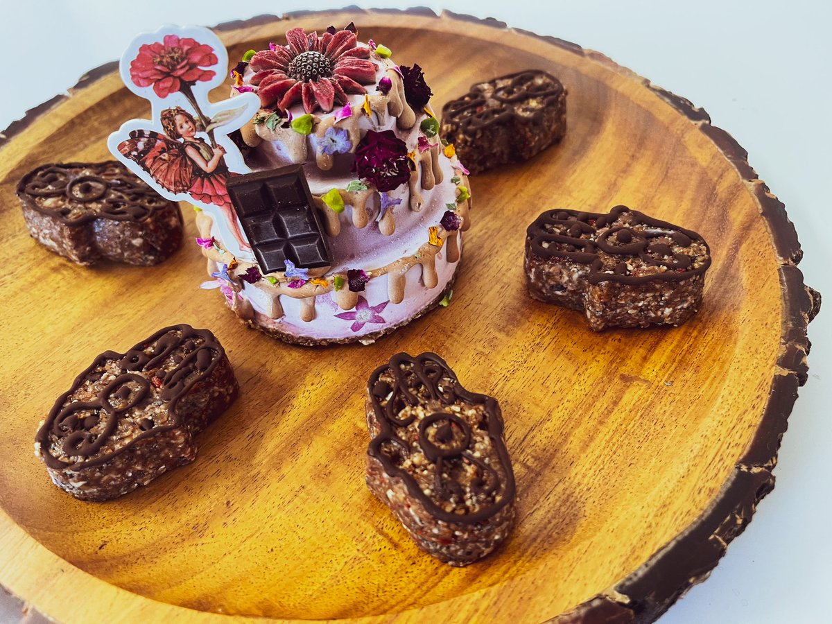 Uzivatel Taramagicalsweets Na Twitteru おはようございます 小さくて可愛い人 小さな体の中には それはそれは大きな大きな愛が入っていて その愛を分かち合うほどの素敵な人に出逢ったそう 薔薇色の日々への祝福とお守り代わりのハムサのエナジーボール