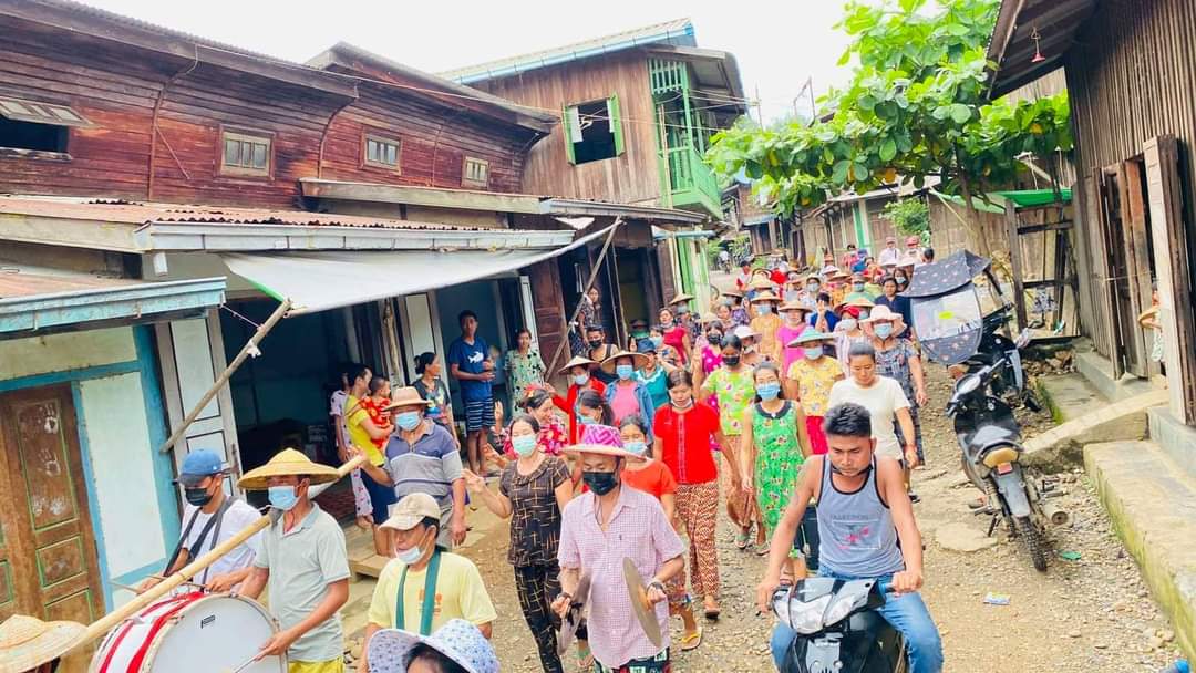 LwinMarAye14's tweet photo. Four men arrested by the Coup d'état in connection with yesterday's #Tamakhan strike were released on bail at around 7 am today.The phones of the four detainees and the hand speakers used in the protest were confiscated.

#WhatsHappeningInMyanmar
#July1Coup https://t.co/TiRGgYUGyN