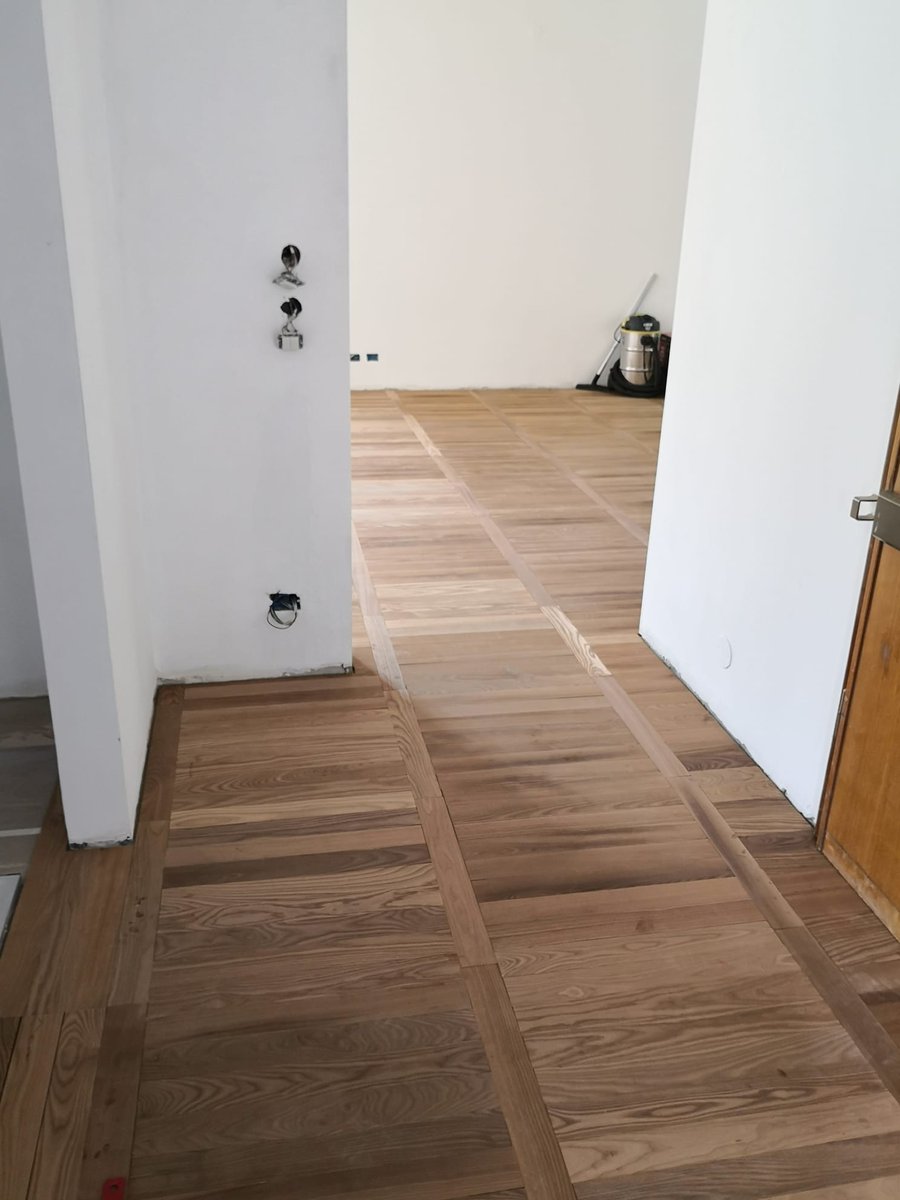 CENTERMOBILI1's tweet photo. Buongiorno ..
La posa del nostro parquet..😍.

#legnonaturale #legnomassello #legno #tavole #green#wood #centermobilioutletfuno #woodhouse #casadesign #casanuova #woodhouse #industrialdesign #interiordesign #design #arredocasa #arredodesign #parquet #pavimenti #massello https://t.co/VrzrciuDgd