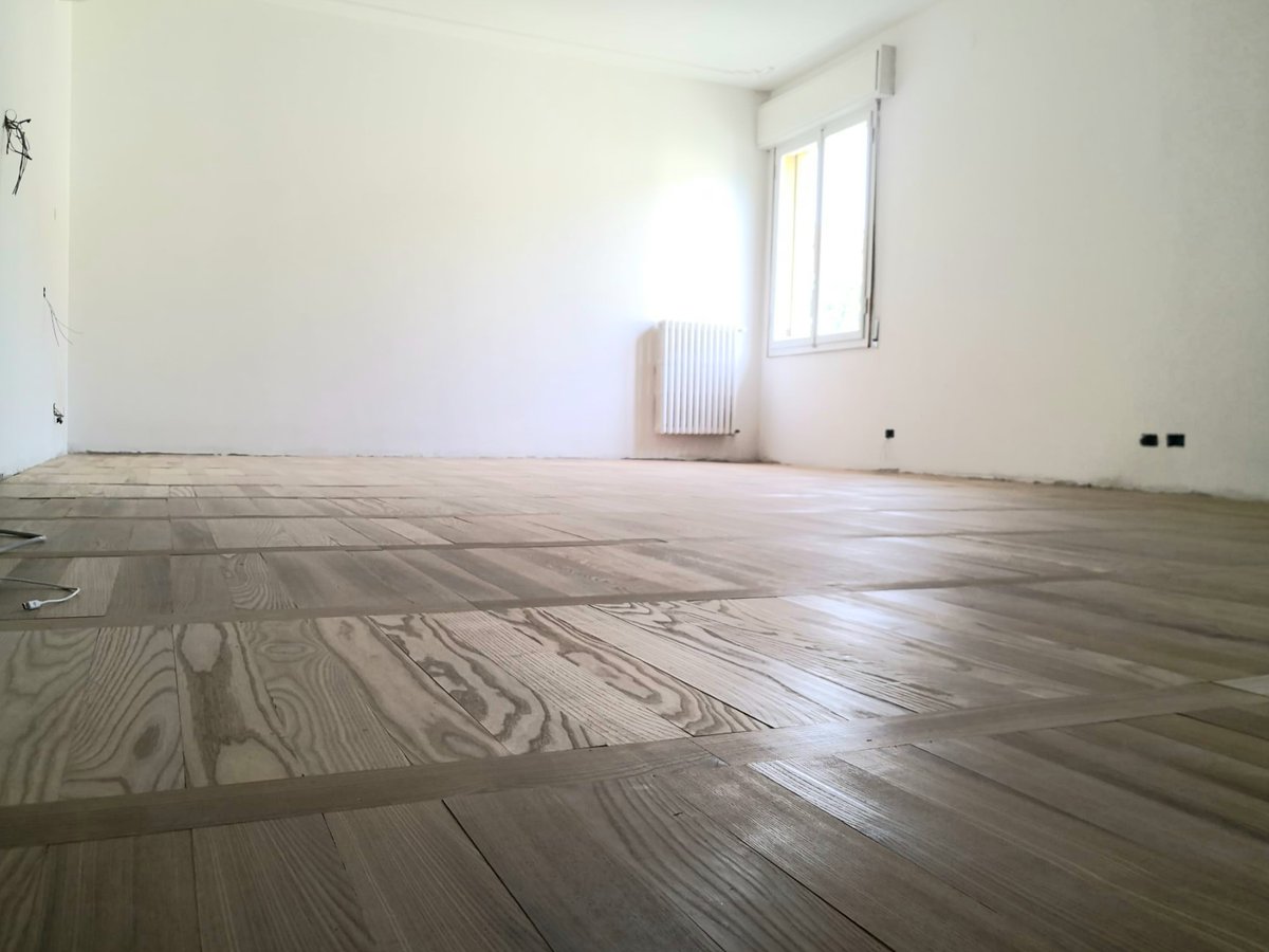 CENTERMOBILI1's tweet photo. Buongiorno ..
La posa del nostro parquet..😍.

#legnonaturale #legnomassello #legno #tavole #green#wood #centermobilioutletfuno #woodhouse #casadesign #casanuova #woodhouse #industrialdesign #interiordesign #design #arredocasa #arredodesign #parquet #pavimenti #massello https://t.co/VrzrciuDgd