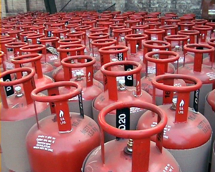 July4Misty's tweet photo. We don't have jobs, we don't have enough savings n now..

Is there any plan to make people  🌟🌟"Starved to Death"🌟🌟

◾Petrol price touches Rs 110. 
◾Diesel Price touches Rs. 100
◾LPG price increased by Rs 25.
◾Amul hiked price of milk by Rs 

#LPG #cylinder  
#LPGCylinder https://t.co/AzJH2ui0Ll