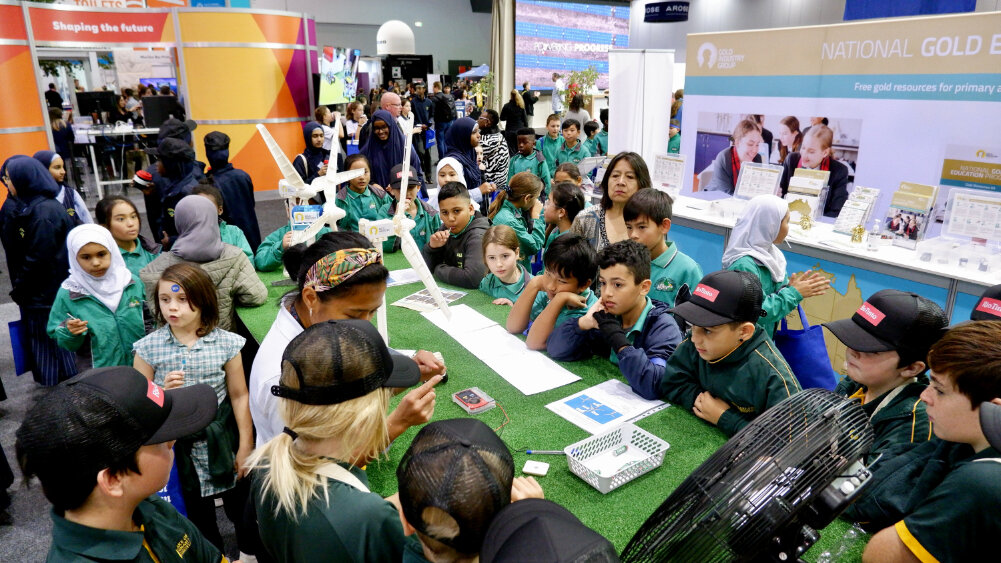 ausgoldindustry's tweet photo. RTS HIGHLIGHTS | We had a blast at #RTSperth immersing thousands of #students, #teachers &amp; members of the #community in our interactive #gold challenges! 

See how our action-packed exhibit captivated all ages: https://t.co/V3MTvcf1tR 

#heartofgold #experiencegold #education https://t.co/fl5DJVZrYQ