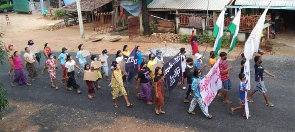 klatpri's tweet photo. Anti-revolution protesters in AutKyaukwut village, LAUNGLON Township rallied today to protest against military dictatorship. #WhatsHappeningInMyanmar #July1Coup #MilkTeaAlliance https://t.co/775iflfopW