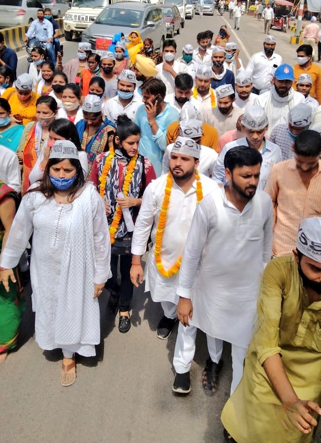 AAPUttarPradesh's tweet photo. प्रयागराज के आज़ाद पार्क से हो गया है बदलाव का आगाज़।

रोज़गार गारंटी पदयात्रा, किस पद की नहीं बल्कि युवाओं के ज़िद की यात्रा है, उनके अधिकारों के आवाज़ की यात्रा है।

सरकार से याचना नहीं हक़ मांगा जा रहा है।

#रोजगार_गारंटी_पदयात्रा https://t.co/4OqruvkXsT