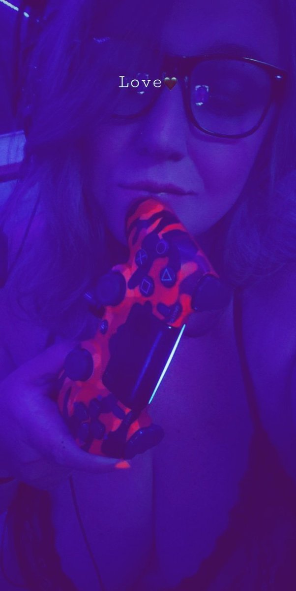 sexygodess69101's tweet photo. #gamergirl #gamerchick #PlayStation #playingcod #cod2021 #CallofDuty #CallofDutyWarzone #twitchstreamer #tiktokhot #tiktokexposed #uncensoredonlyfans https://t.co/C398pfwEW6