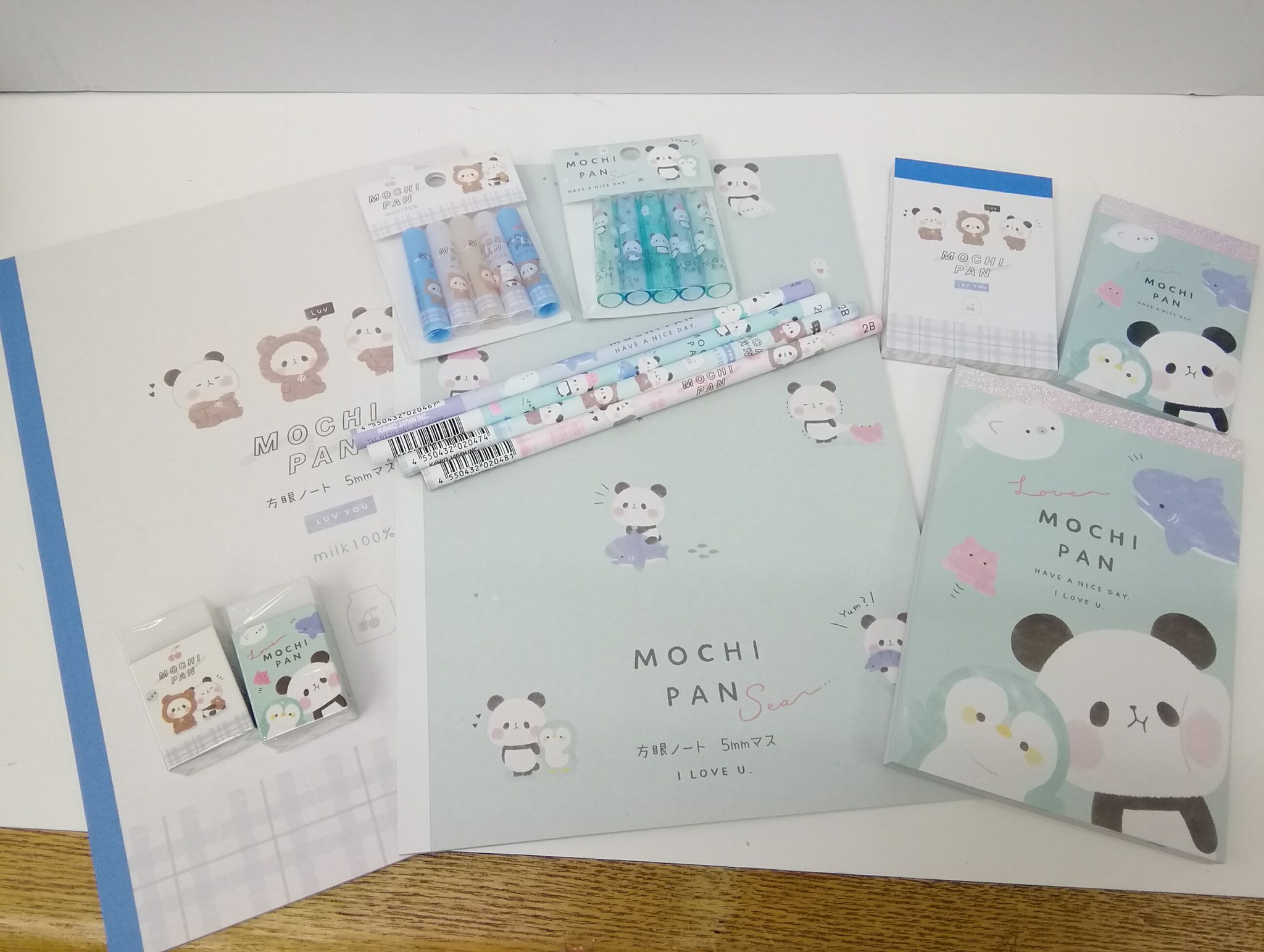 竹宝商会 文房具店 高田馬場 もちぱんシリーズ 待望の新作発売です テーマはうみ Amp くま 夏 にぴったりな爽やかカラーに可愛すぎるキャラクターたちがたっぷり くまの着ぐるみ姿のもちぱんが担当者はお気に入りです カミオジャパン もちもち