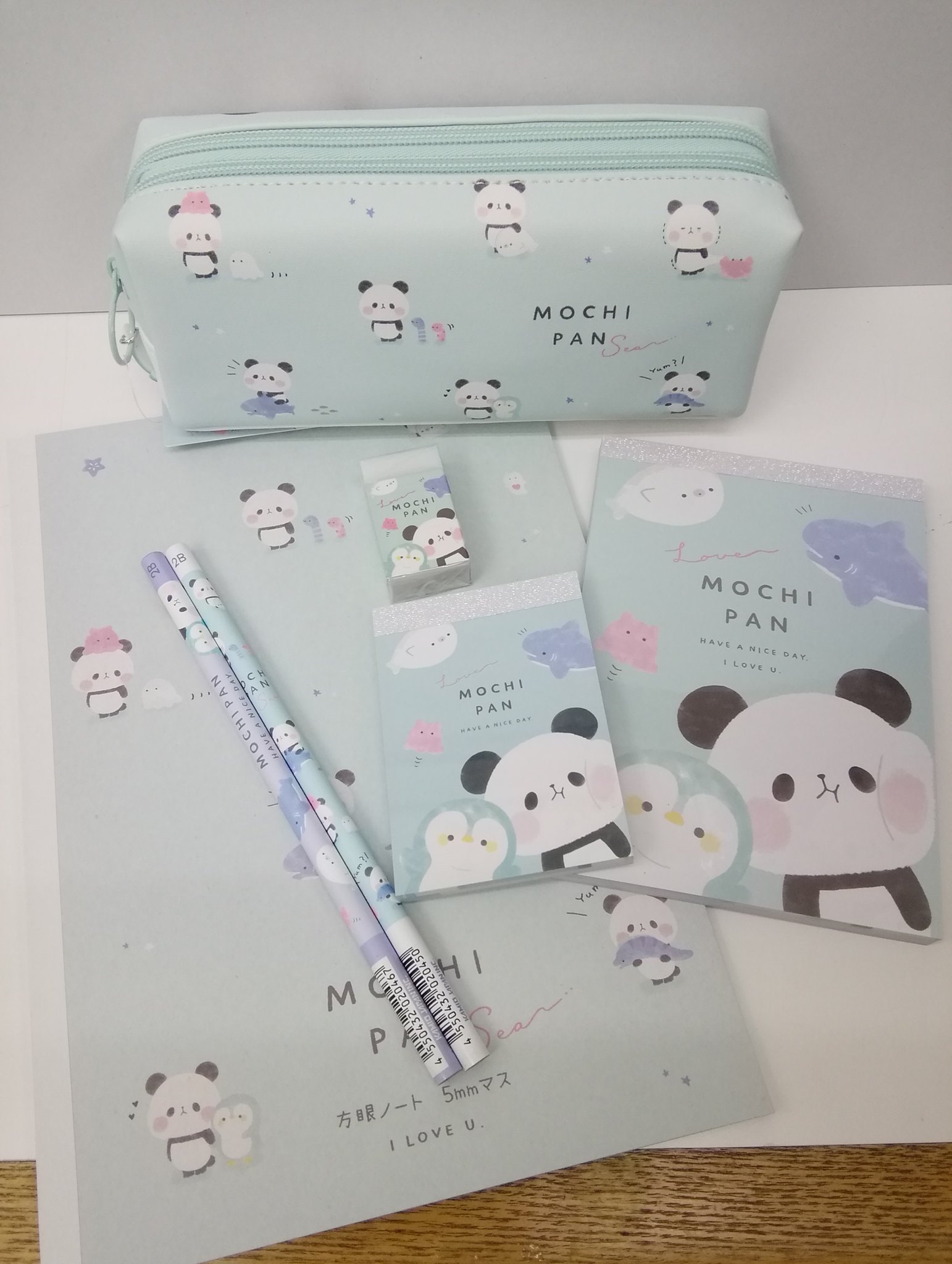 竹宝商会 文房具店 高田馬場 もちぱんシリーズ 待望の新作発売です テーマはうみ Amp くま 夏 にぴったりな爽やかカラーに可愛すぎるキャラクターたちがたっぷり くまの着ぐるみ姿のもちぱんが担当者はお気に入りです カミオジャパン もちもち