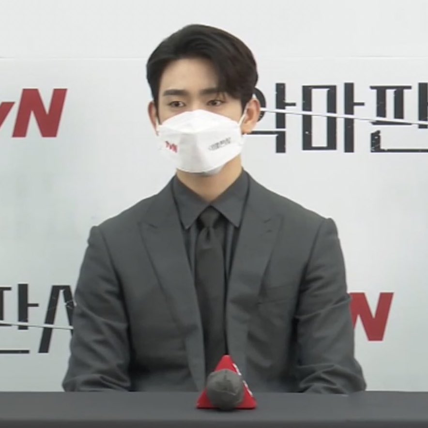 เป็นผู้ชายที่ใส่ชุดสูท​ แล้วหล่อ​ สมาร์ทมาก😭😭😭