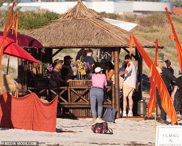 50shadesJamieD1's tweet photo. News photo de Jamie Dornan sur le tournage de The Tourist sur la plage North Heven d'Adelaide, Australie 🇦🇺  (30/06/21)
#JamieDornan #Adelaide #Australie #TheTourist 
[📸 : via https://t.co/zXcehR5WBC] https://t.co/f3otjCqgTv