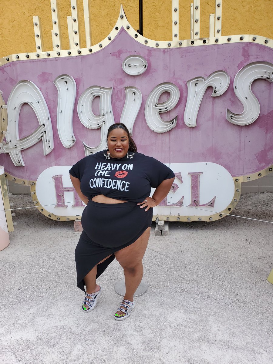 DIVATEETEE's tweet photo. SHIRT @Biggirlseason USE MY CODE DIVA15 #plussize #flyfluffyandfabulous #plussizefashion #neonmusuemlasvegas #neonboneyard #theneonmuseum #plussizestylewatch #effyourbeautystandards #visiblyplussize https://t.co/eyDv90lbzO