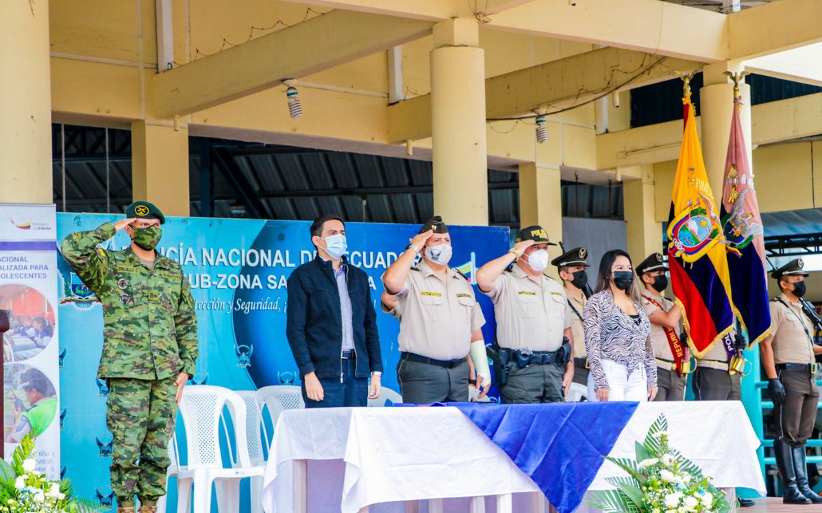 BrunoDedeLl's tweet photo. Llegamos junto con @PoliciaEcuador hasta el “Centro Comercial #BuenaventuraMoreno”. 🚩

El #Coronel de la #SubZona #SantaElena @paulaguirrev informó sobre los resultados que se han conseguido hasta el momento para disminuir el #ÍndiceDelincuencial https://t.co/HGS76NyiPz
