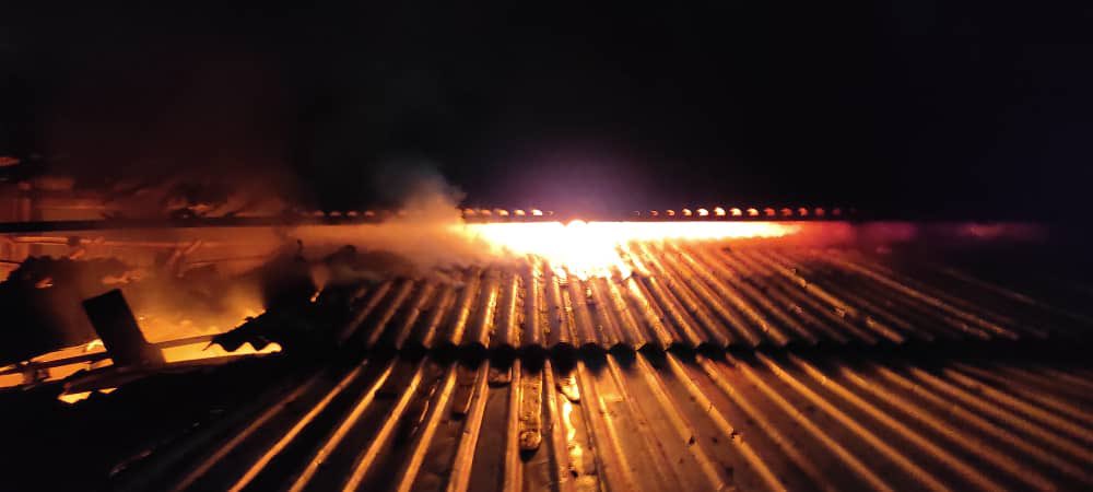 Sentir_UCVista's tweet photo. Queremos hacer un reconocimiento especial a la labor de nuestros @BomberosUCV que a pesar de las dificultades y todos los obstáculos estuvieron hoy presentes en nuestra universidad y pudieron controlar el incendio. Excelente labor y sentido de pertenencia 👏🏻  #UCV #EEPA https://t.co/TwGjkK4tLf