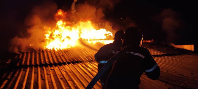 Sentir_UCVista's tweet photo. Queremos hacer un reconocimiento especial a la labor de nuestros @BomberosUCV que a pesar de las dificultades y todos los obstáculos estuvieron hoy presentes en nuestra universidad y pudieron controlar el incendio. Excelente labor y sentido de pertenencia 👏🏻  #UCV #EEPA https://t.co/TwGjkK4tLf