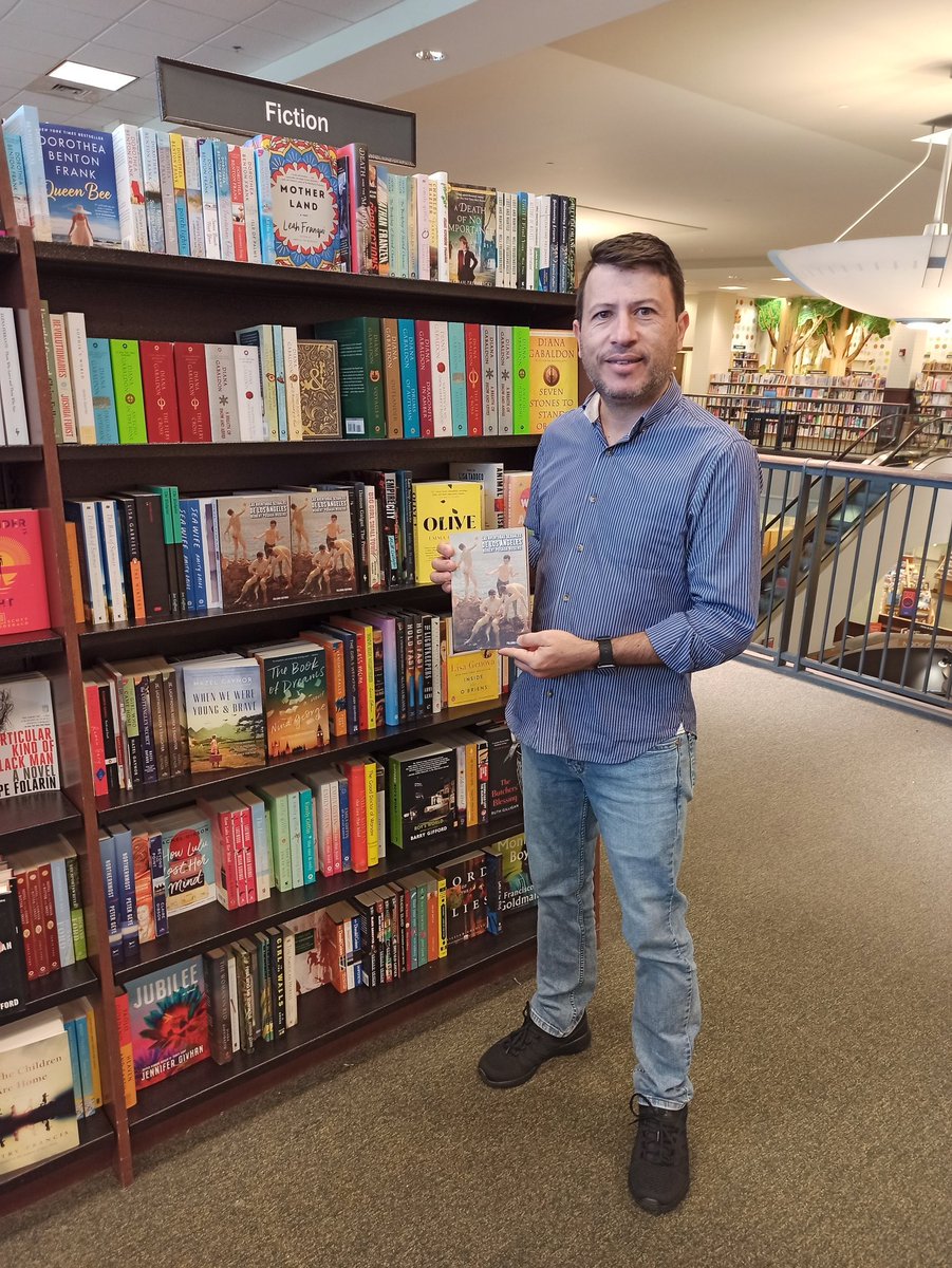 robertposada's tweet photo. Mi agradecimiento infinito a mi amiga Kat, quien me abrió un espacio en Barnes and Noble Library para promocionar mi nueva novela 'Las aventuras sexuales de los ángeles' en Boca Ratón, Florida. Consíguela en @amazon #FallidosEditores
@fallidoseditor1
@robertposada
@ElJodario https://t.co/64YKpZl5OL