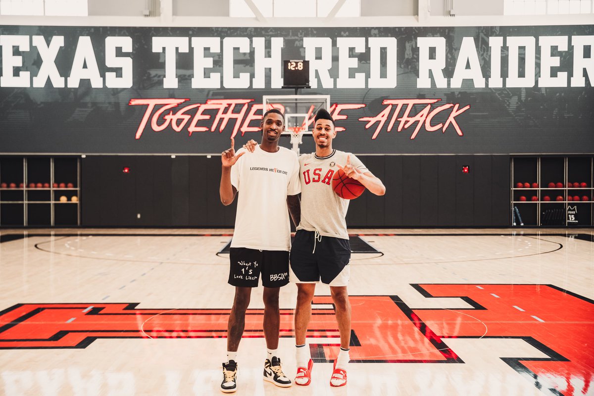 CoachAdams_ECU's tweet photo. It’s always great having @zhaire_smith and @Sneaky_Bounce here with us! https://t.co/JFVS7upgUb
