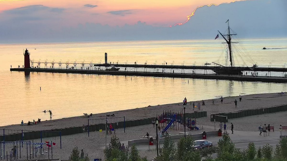weathermankeith's tweet photo. Nothing says:
❤️ Summer
❤️ Sunset
❤️ South Haven
❤️ Lake Michigan
❤️ Pure Michigan
❤️ South Haven
more than this pic! #horizonbroad #summer #sunset #LakeMichigan #PureMichigan @SouthHavenCVB @MMaritimeMuseum #friendsgoodwill https://t.co/11CSgNzA3r