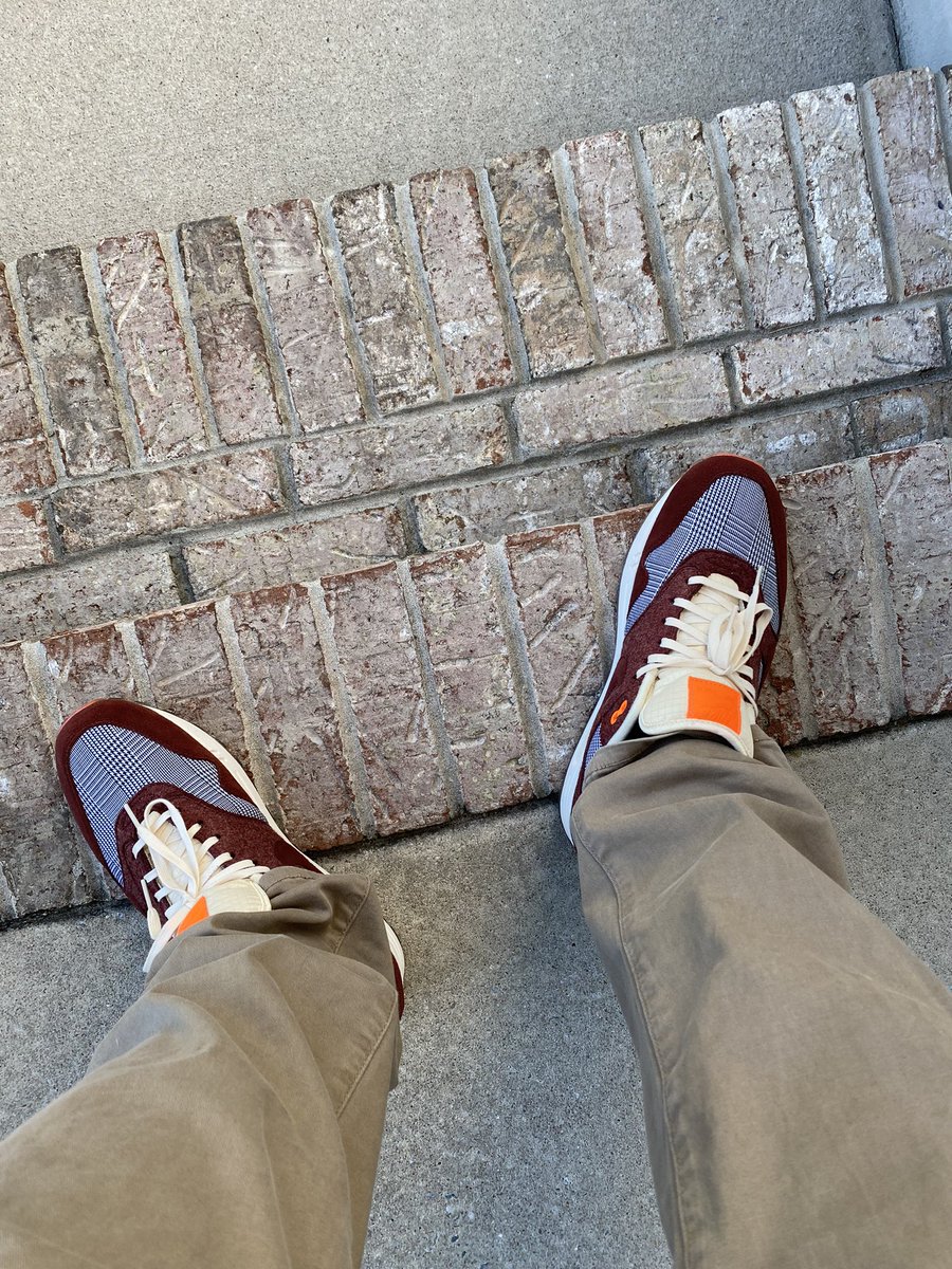 M_Osman_86's tweet photo. Day 3 of non hyped sneakers. One of my fav #airmax in my collection. Got them because I didn’t have the Susan’s pair but I ended up getting them too 😂 Happy #Wednesday everyone ❤️ #kotd #NoSneakerNeglect #FullRotation @RetailOop https://t.co/UXqvEbAagC
