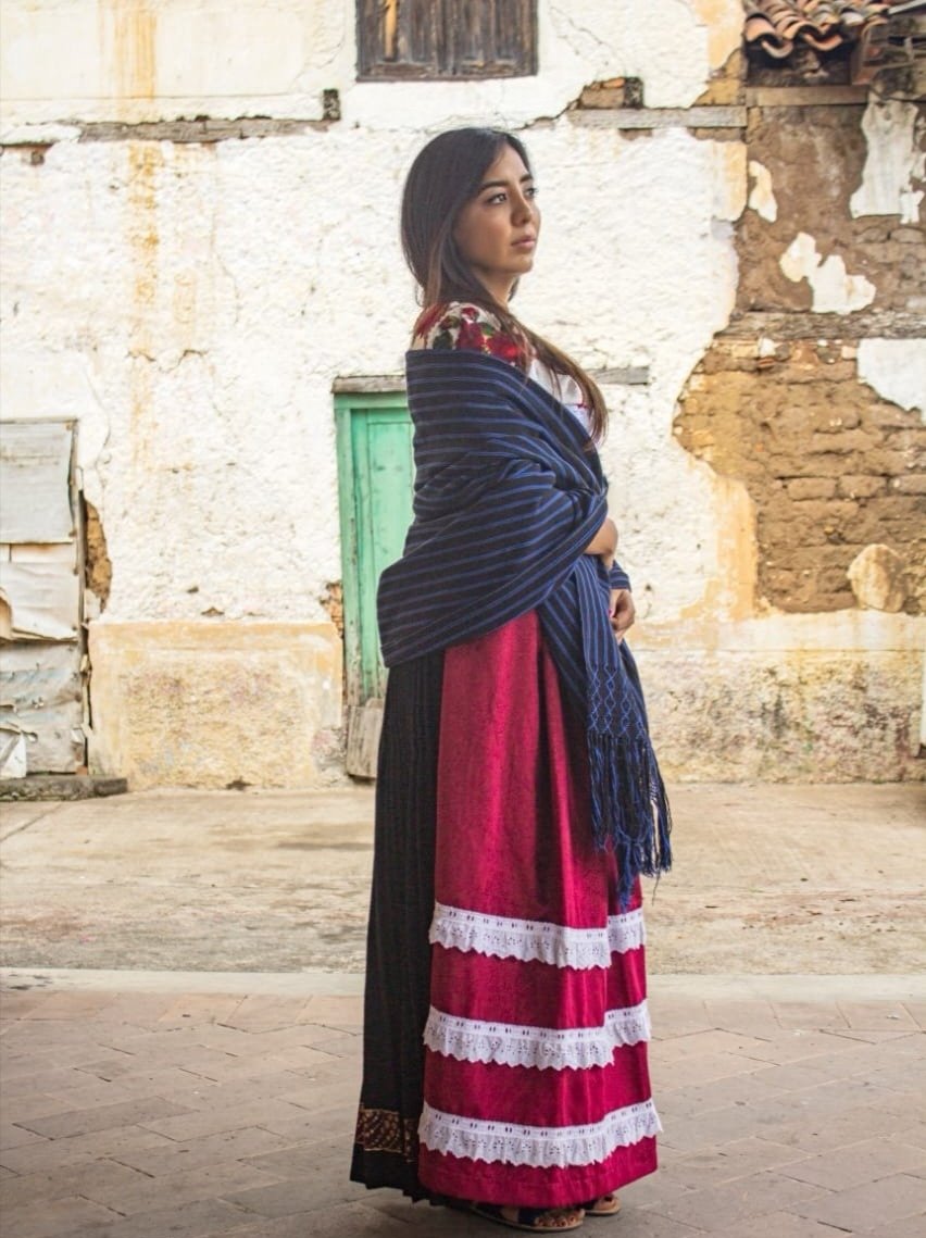 Pueblo e historia 💜 

“Si me preguntaras qué es lo que más quiero sobre la anchura de la tierra, yo te contestaría: a tí, amor mío, y a la gente sencilla de mi pueblo.”

📸 Agustín Zarco
<a href="/poderprieto_mx/">Poder Prieto</a>

#MujeresIndígenas #poderprieto