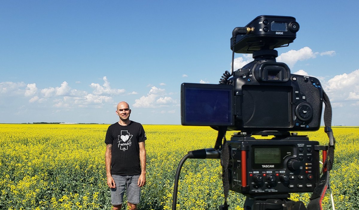 KelvinHeppner's tweet photo. Good to catch up with @nate_ort today. Learning the plant science of heat blast, and how to evaluate products marketed for it, for an upcoming @realagriculture Canola School episode. https://t.co/NmzHrbZfwJ