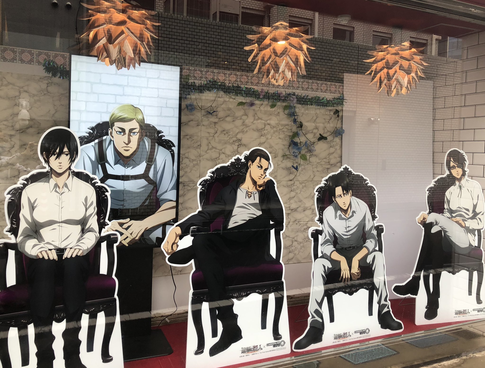 キャラウムカフェ夢王国と眠れる100人の王子様 1 30まで 進撃の巨人 コラボカフェ 初日スタートしました 大人気のキャラクターパネル席は2席増えて16席となりました キャラウム キャラウムカフェ 池袋 Shingeki デートパネル T Co
