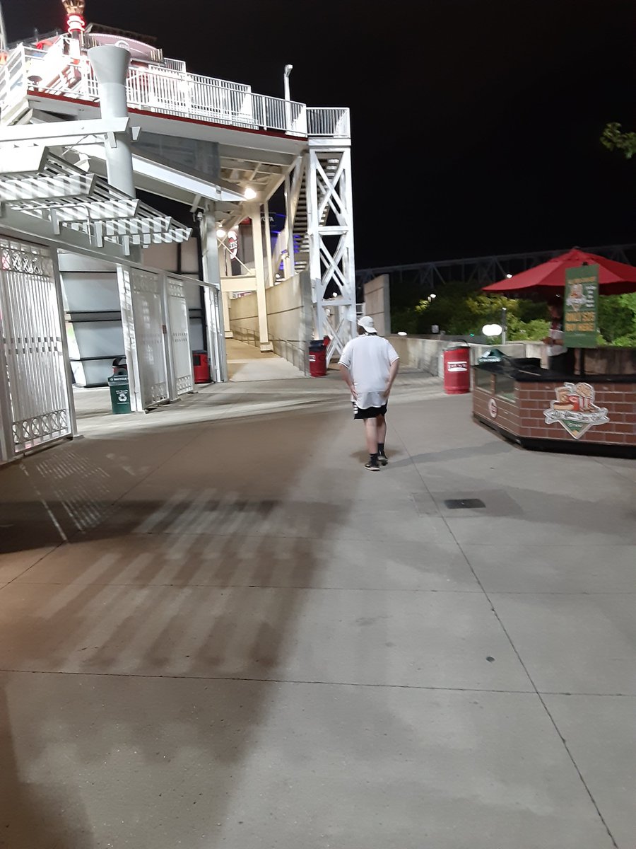 Rare goat sighting at the <a href="/Reds/">Cincinnati Reds</a> game tonight.... 🐐🔭