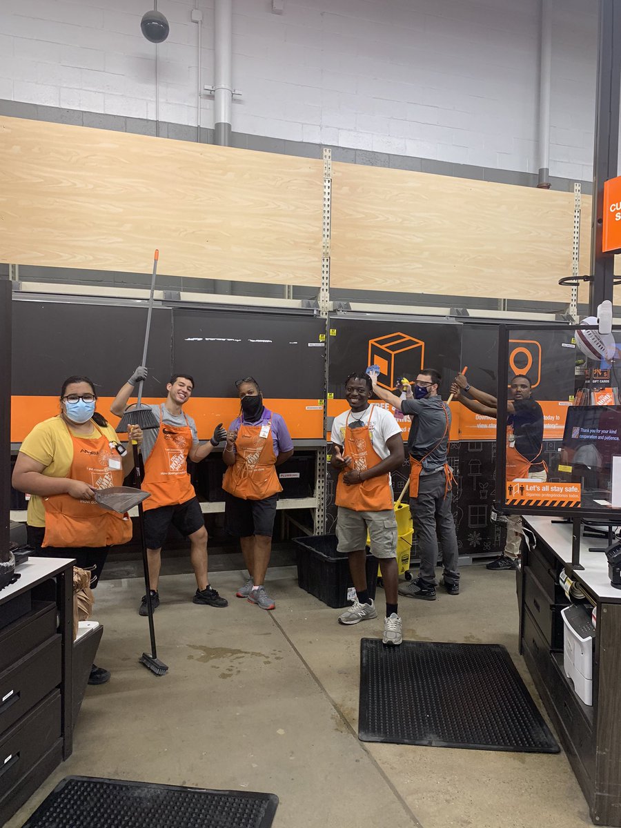 WinterJenkins5's tweet photo. Keeping it clean and classy!!! Service Desk motto from 2558 @mzjones1118 @sfloraHD https://t.co/V7EnUcWiHi