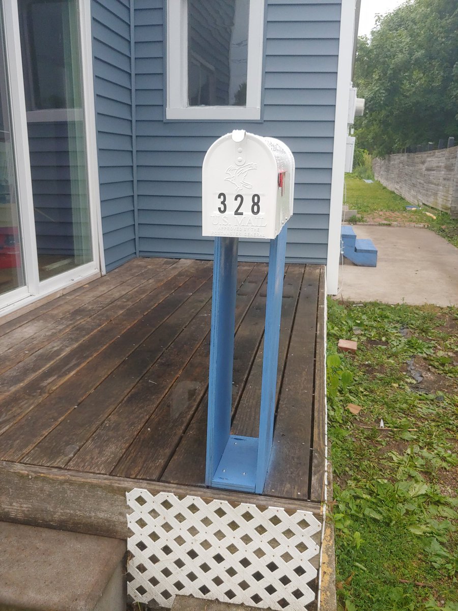 MandaAiley's tweet photo. Look what the husband did. Also, we have a fridge finally. And it's working!
I cannot express the joy I feel at being able to have cold water. And ice. Ice! That shit is great.
#NewHouseStuff https://t.co/EmUD9pg5Ea