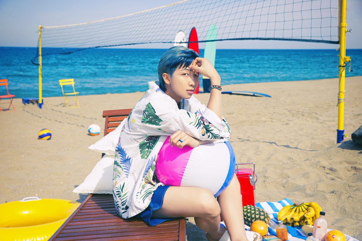 WORLDMUSICAWARD's tweet photo. #BIGHITMUSIC shares a hawt new pic of #RM rocking turquoise hair at the beach in #BTS_Butter #ConceptPhotoversion4!📸4️⃣☀️🏖💥🌎🔥👑💜
#BTS #방탄소년단
https://t.co/4jE1t2fRUu https://t.co/DYoz4qIh3c