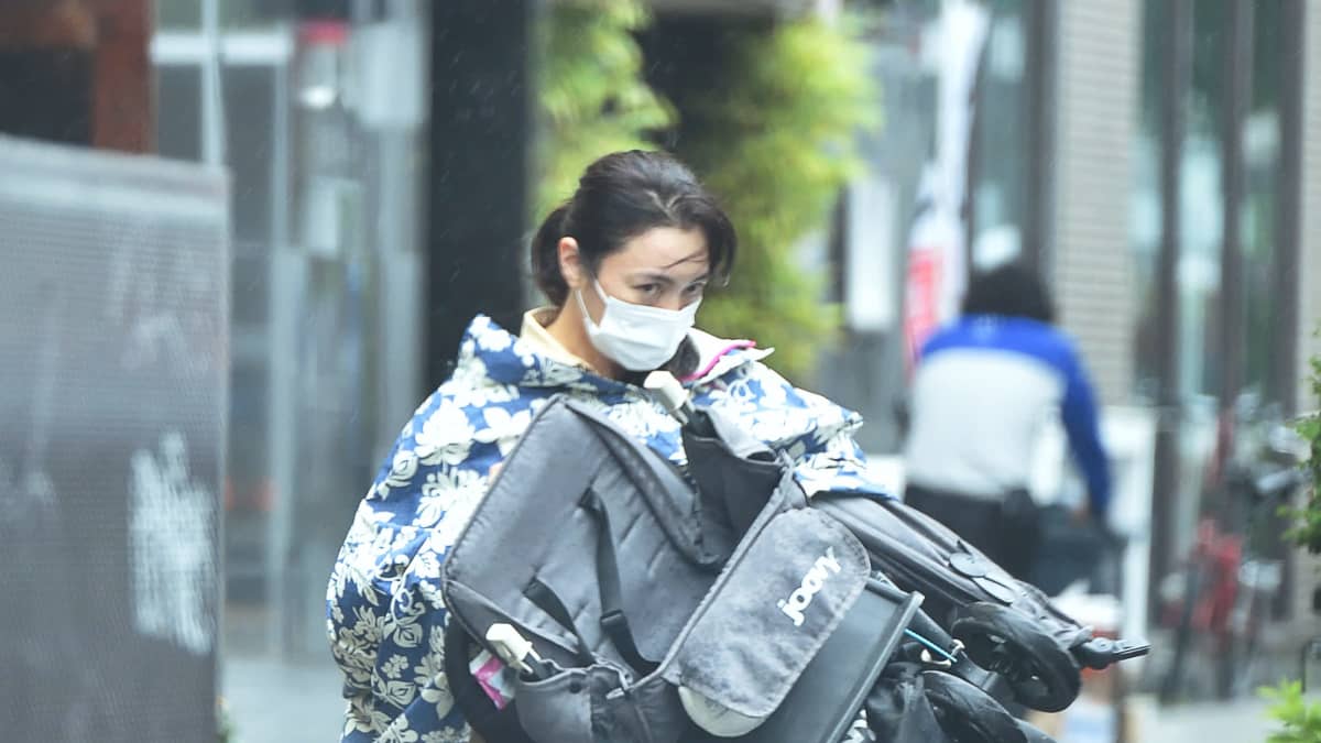 エンタメニュース 洒落たレインコートを羽織り ベビーカーから愛息を降ろす仲間由紀恵 この後 抱きかかえて車に乗せた小雨が降る6月上旬の夕方 都内の大通りで愛車のハンドルを握る仲間由紀恵 41 を発見した 車線変更を繰り返して渋滞する通りを進み エンタメニュース 洒落たレインコートを羽織り ベビーカーから愛息を降ろす仲間由紀恵 この後 抱きかかえて車に乗せた小雨が降る6月上旬の夕方 都内の大通りで愛車のハンドルを握る仲間由紀恵 41 を発見した 車線変更を繰り返して渋滞する通りを進み