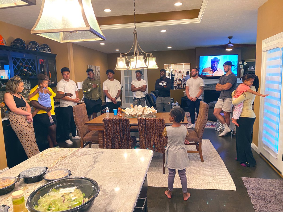 CoachCBarclay's tweet photo. Grateful for the opportunity to coach this group of young men & help them develop on & off the field! Fellowship, Family & Football 🏈‼️
#BackfieldBosses🦾
#FunTimesWithThisCrew😆
#FamilyFirst💯
#TheyKeepMeYoung😎
🚂🆙 🔨 👇🏾 https://t.co/kG6MLiVh8i