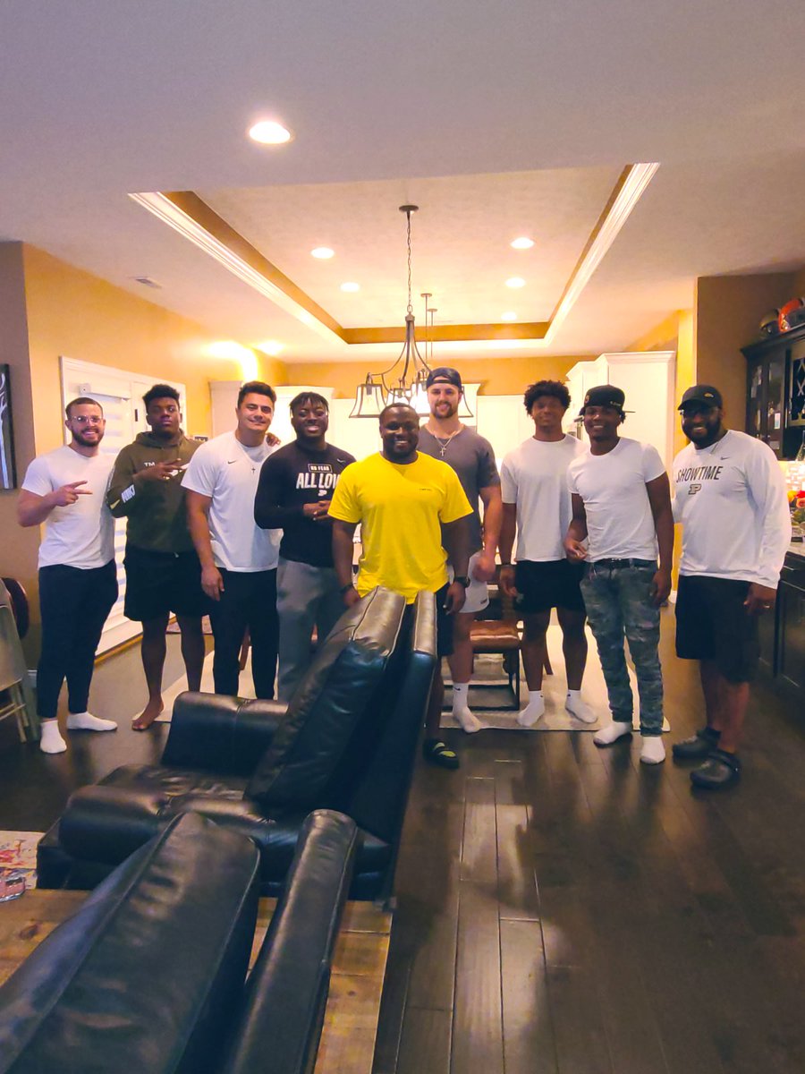 CoachCBarclay's tweet photo. Grateful for the opportunity to coach this group of young men & help them develop on & off the field! Fellowship, Family & Football 🏈‼️
#BackfieldBosses🦾
#FunTimesWithThisCrew😆
#FamilyFirst💯
#TheyKeepMeYoung😎
🚂🆙 🔨 👇🏾 https://t.co/kG6MLiVh8i