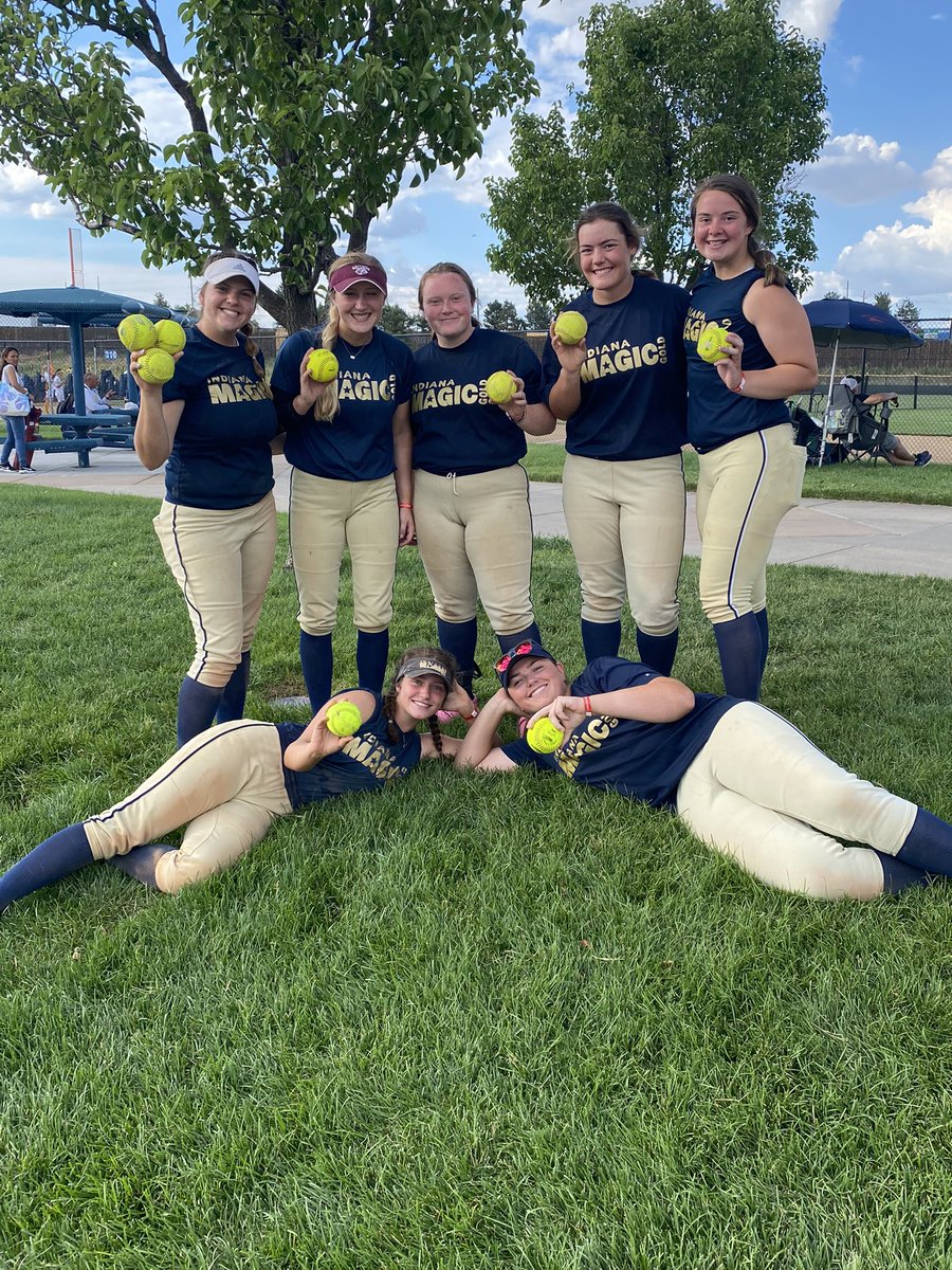 IMG04Boteler's tweet photo. Went 1-1 today, but love the fight the girls put up and they just happened to hit some shots again today! 9 bombs in 10 innings of play! @CaitlynBoteler @eriin_lee @kaitlingwin @ava_sullivan19 @kkyliejo @char_lorenz @Sophiaknock1 @COSparkFire https://t.co/SvwOZGEbYs