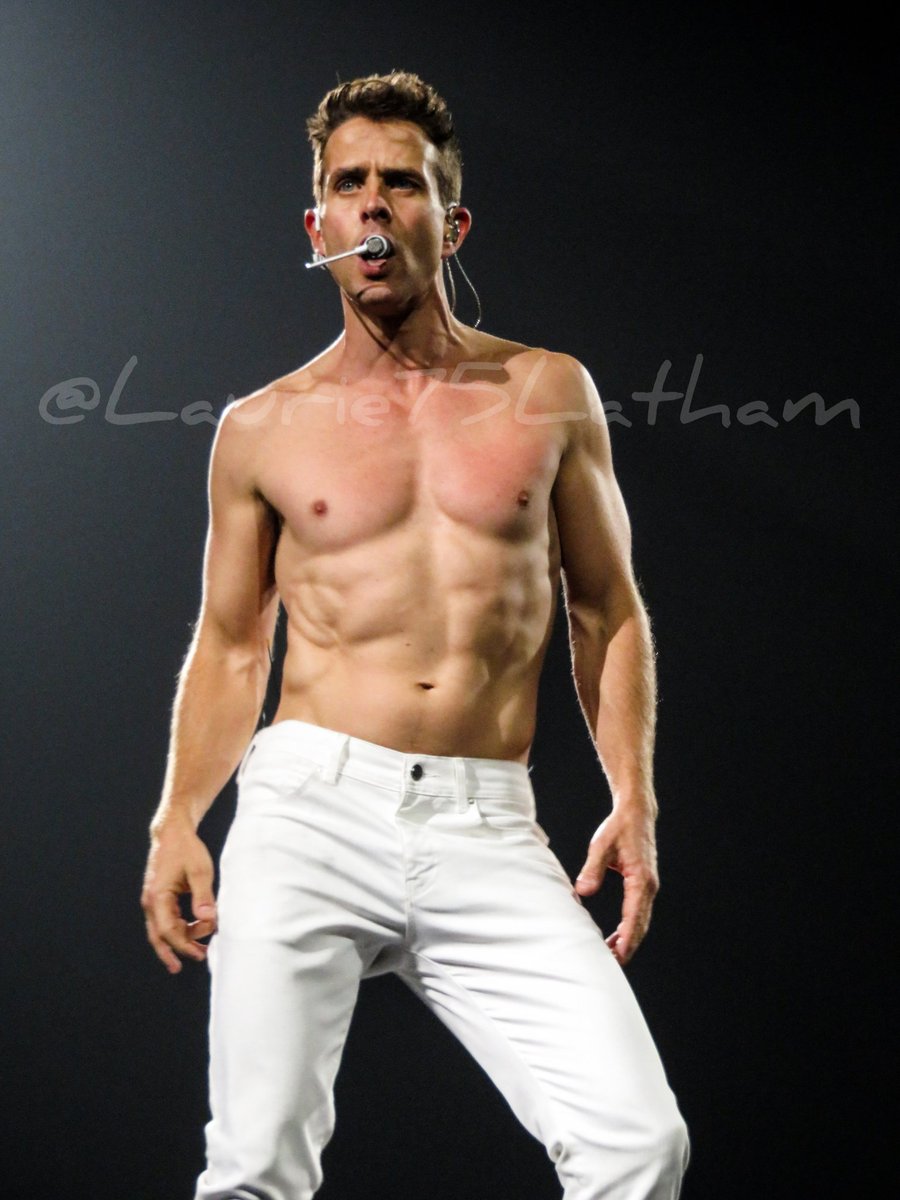 Laurie75Latham's tweet photo. So....it's the 6th anniversary of the night I got to sit on a barstool and watch this performance during #MainEventTour2015. Sort of fitting that today is also #WhitePantsWednesday, don't you think? πππ #MainEventMontreal #Twisted #SweetDreams #JoeyGirl #CanWeGoBack https://t.co/XGNvZCwYw0