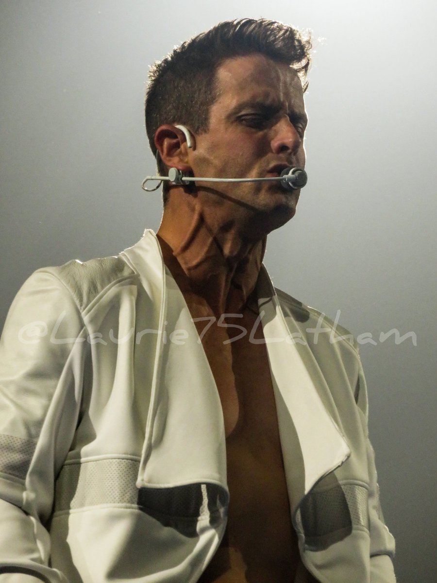 Laurie75Latham's tweet photo. So....it's the 6th anniversary of the night I got to sit on a barstool and watch this performance during #MainEventTour2015. Sort of fitting that today is also #WhitePantsWednesday, don't you think? πππ #MainEventMontreal #Twisted #SweetDreams #JoeyGirl #CanWeGoBack https://t.co/XGNvZCwYw0