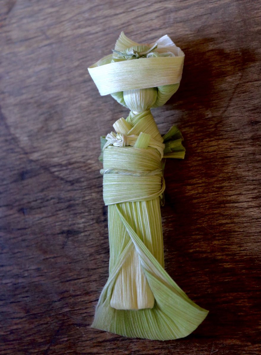 kusabanaasobi's tweet photo. そろそろトウモロコシの季節なので🌽
トウモロコシの皮の花嫁人形の作り方をYouTubeにアップしました。
全く同じように作るのは難しいですが（材料が自然の物なので私も毎回作り方が臨機応変、変わります）動画を参考にオリジナルに挑戦してみてほしいです。
https://t.co/wY0jelmk9X @YouTubeより https://t.co/lvFDFdhTeZ
