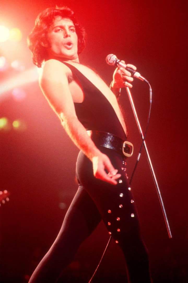 crockpics's tweet photo. Freddie Mercury in London, 1975. https://t.co/vw7ilgSMV1