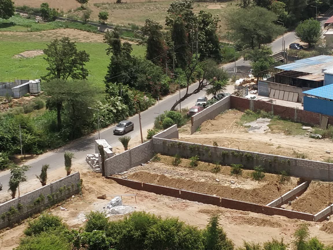 DLFRegalGarden's tweet photo. @MCManesar waste dumping at nearby plot of DLF Regal Gardens Sector 90 generating foul smell and unhealthy living environment.
@dtcphry construction work in a nearby plot not authorised for commercial purpose and shelter rooms created on nearby farm lands. https://t.co/ZKav6orDIg