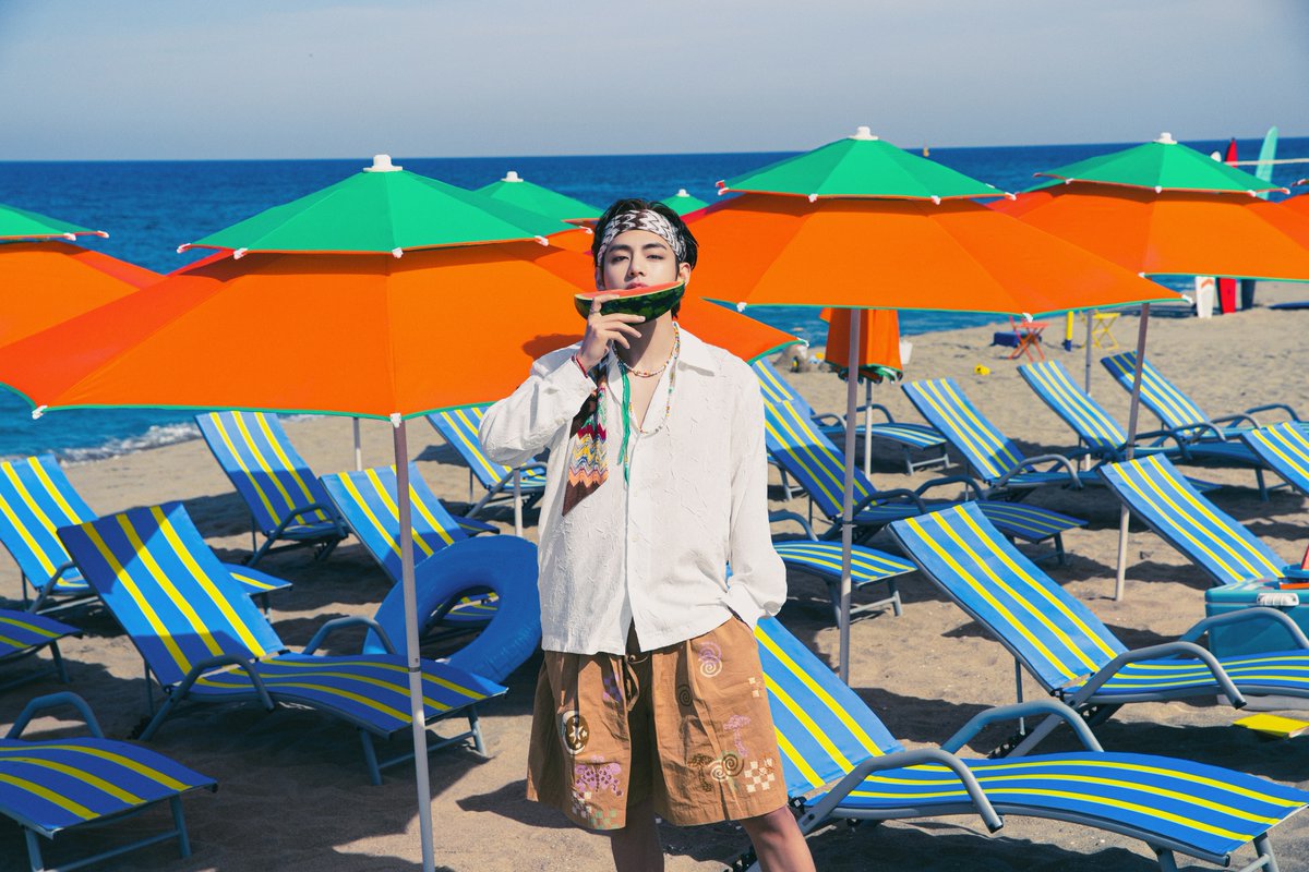 WORLDMUSICAWARD's tweet photo. #BIGHITMUSIC shares hawt new pic of #V enjoying some watermelon at the beach in #BTS_Butter #ConceptPhotoversion4!📸4️⃣☀️🏖💥🌎🔥👑💜
#BTS #방탄소년단
https://t.co/xcDzJx9rpk https://t.co/aMr4rEZizD