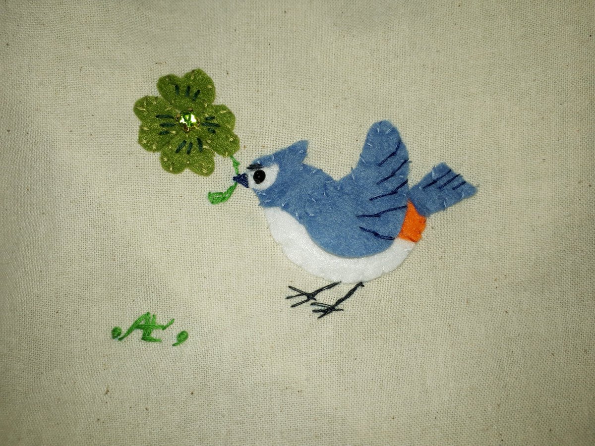 𝐀𝐙𝐔𝐌𝐈 𖠣𖡡𖣱𖥣𖤫𖤣 約25 cm エボシガラは米国の野鳥 もっと丁寧にする予定でした スパイダーウェブローズステッチに初挑戦でした 刺繍 フェルト アップリケ 花刺繍 ハンドメイド好きさんと繋がりたい