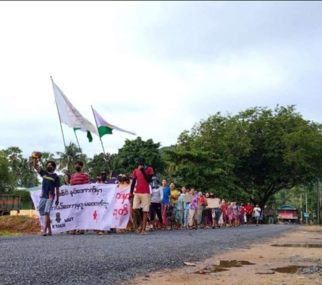 KaungKhantHto10's tweet photo. Local peopleb in #Auk_Kyauk_Wap village, #LaungLone Township marched and protested  to overthrow the Military dictatorship.

#July1Coup
#WhatsHappeningInMyanmar https://t.co/Clzobbezam